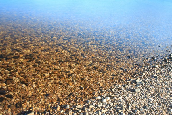 Orilla de un lago, foto tomada con un filtro de densidad neutra