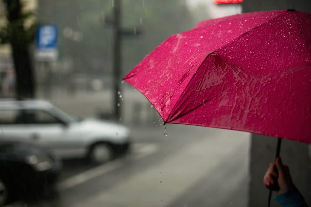 Fotografía paraguas rojo como ejemplo de etiquetado de imágenes
