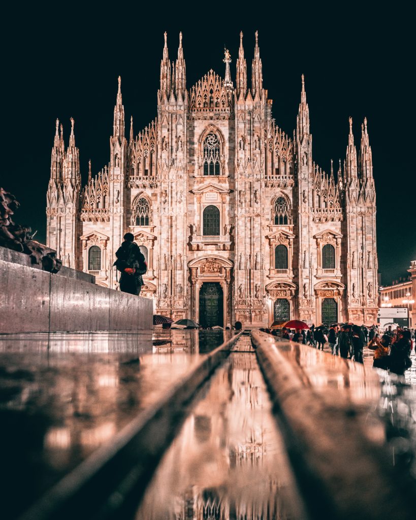 catedral de Milán rodeada de turistas bajo la lluvia