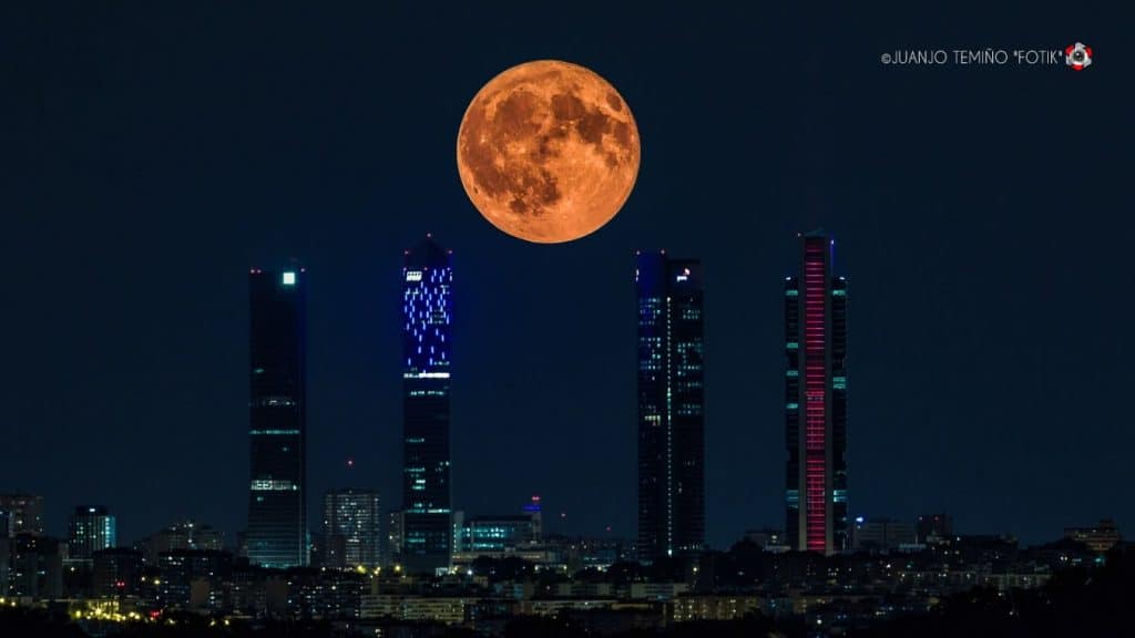 Cielo nocturno Madrid con luna llena naranja