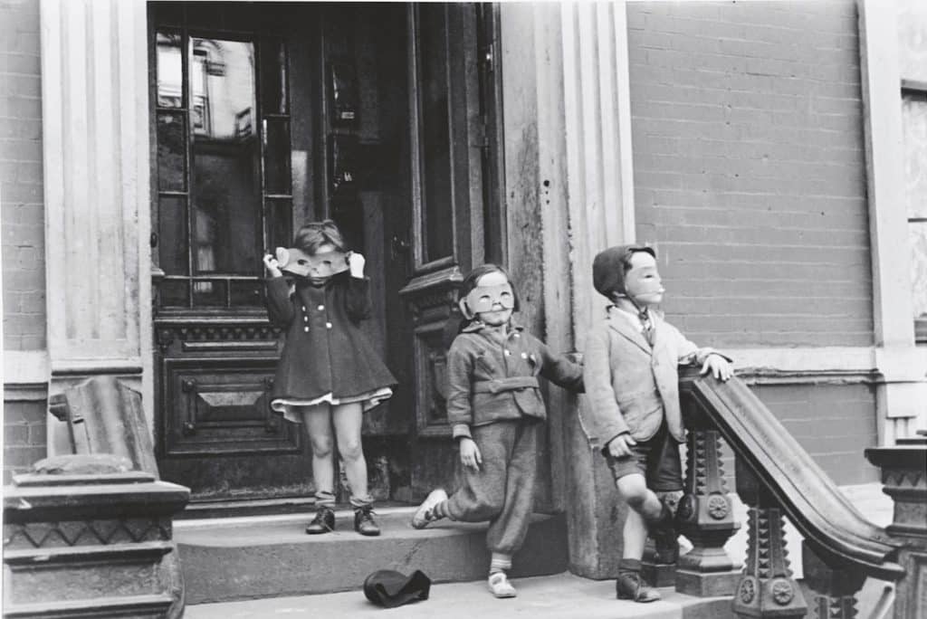Niños en la calle. Imagen de Helen Levitt. New York c.1939