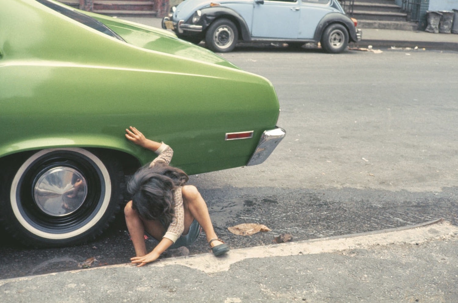 Niña junto a un coche. Imagen de Helen Levitt. New York 1976