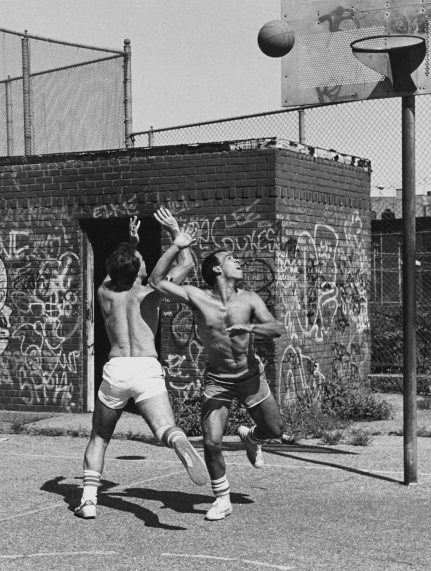 Dos jugadores de baloncesto en la calle. Helen Levitt. New York 1982