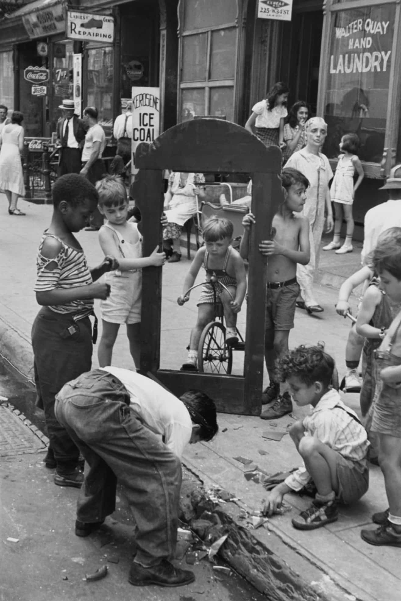Niños junto a un espejo roto en la calle. Helen Levitt. New York 1940
