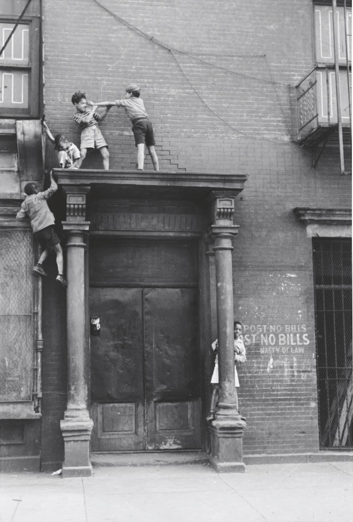 Niños juganto sobre una puerta. Helen Levitt. New York 1939