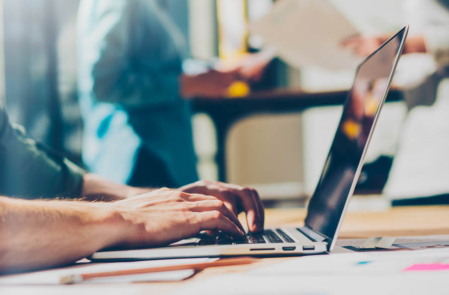 Manos en un teclado analizando una web