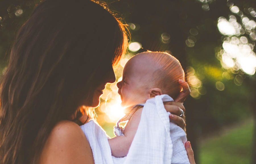 Una madre con su bebé como ejemplo de imagen de familia