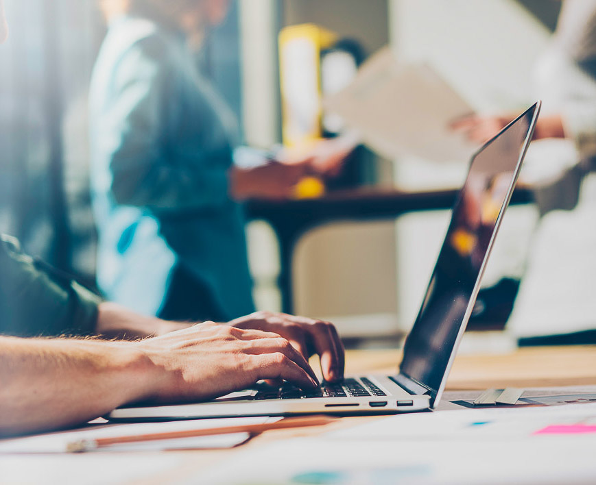 Manos en un teclado analizando una web