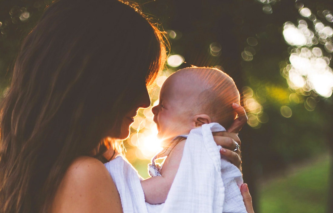 Una madre con su bebé como ejemplo de imagen de familia